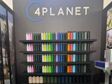 In che modo Kudike ha risolto le sfide di personalizzazione multicolore e in piccoli lotti di 4planet per garantire la sua partecipazione alla fiera di successo?