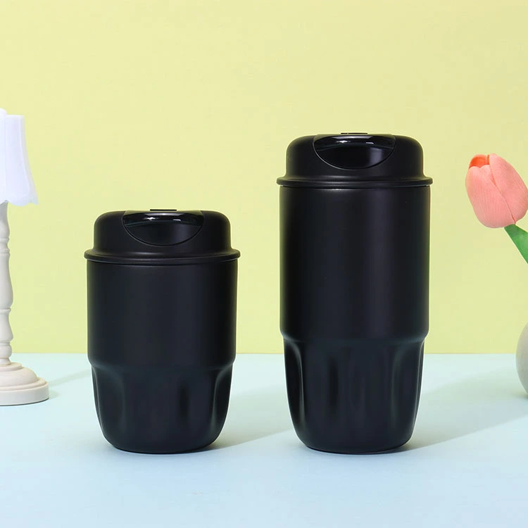 Tazze isolate con coperchi