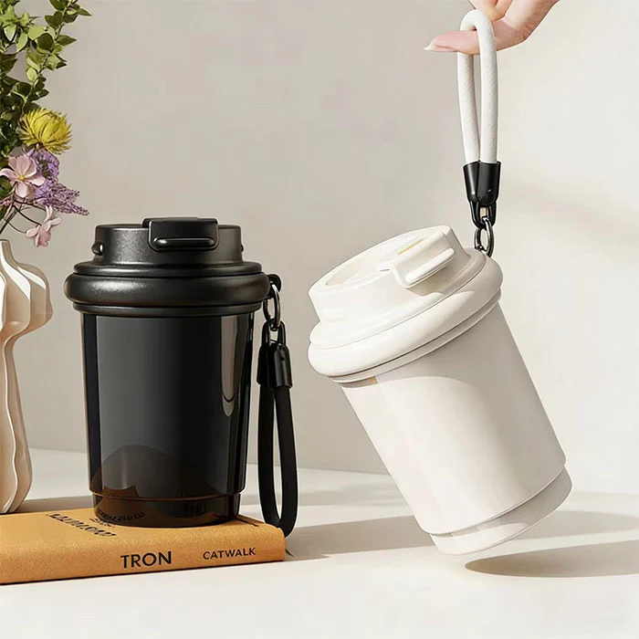 Il bicchiere isolato mantiene il freddo